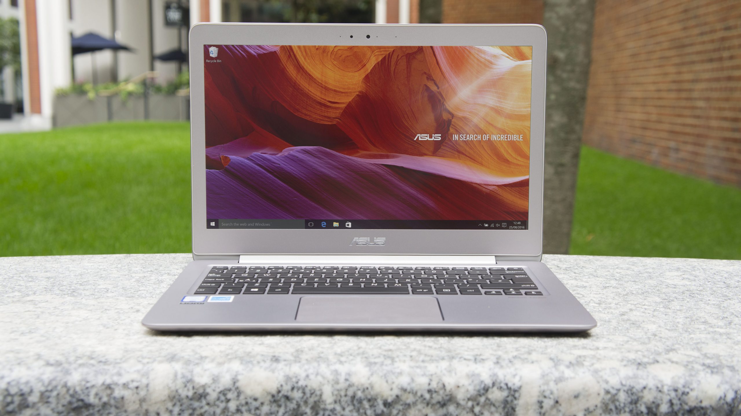 Asus ZenBook UX330UA : Premium Dan Mudah Dibawa-Bawa!